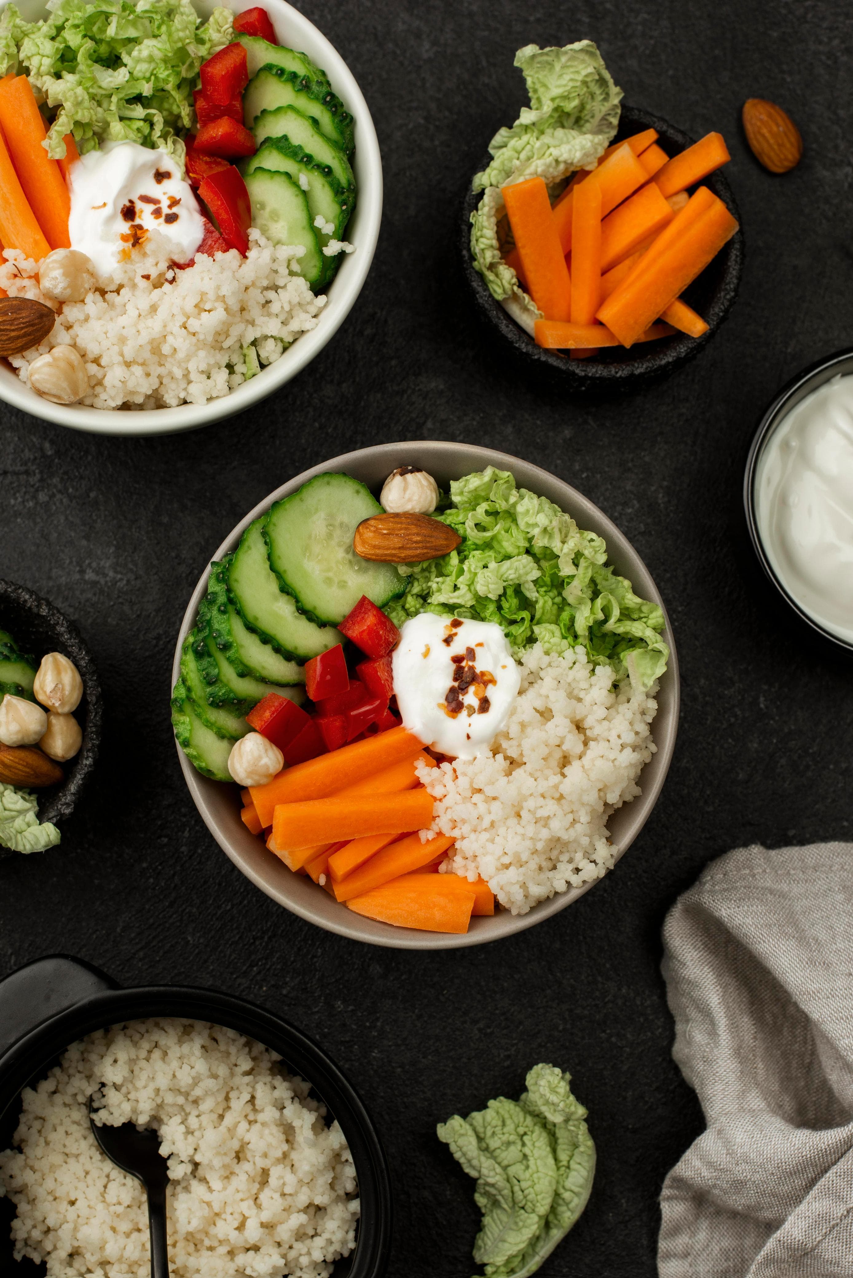 Bols équilibrés aux légumes frais, carottes et concombre