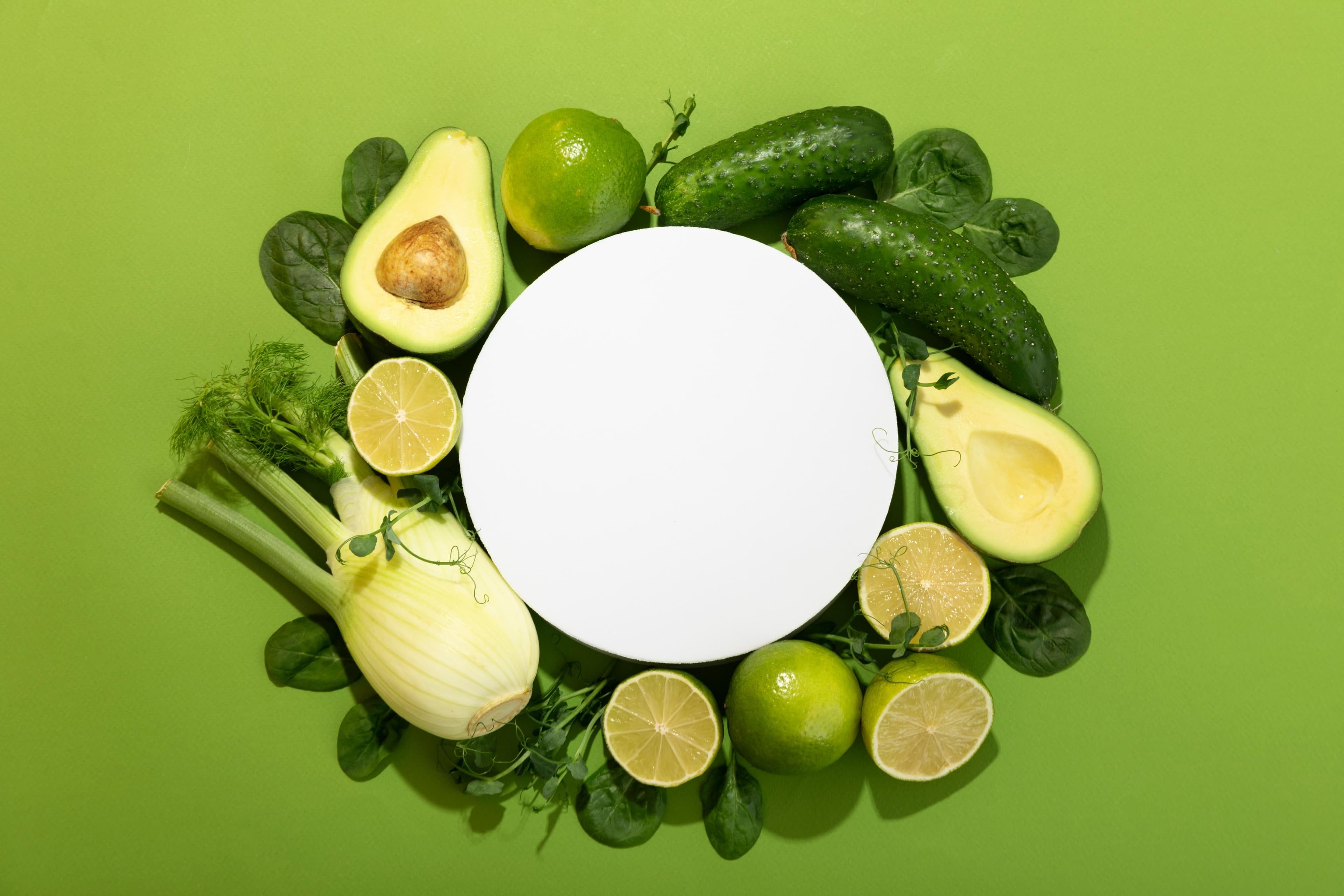 Légumes verts frais — avocat, concombre, citron vert, fenouil, épinards